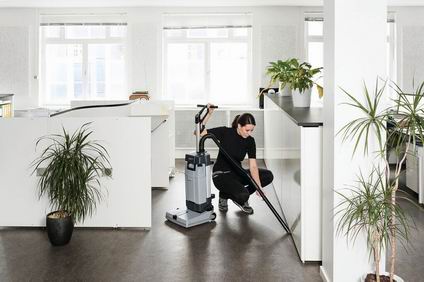 SC100 in-use office suction hose_preview.jpg